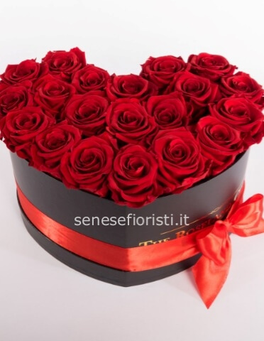 Flower box rose rosse a forma di cuore.